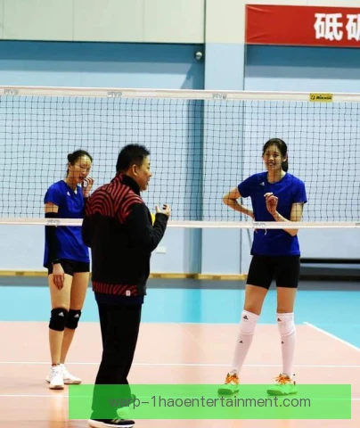 女子团体背身接球处理，身体掩护衔接快速出球